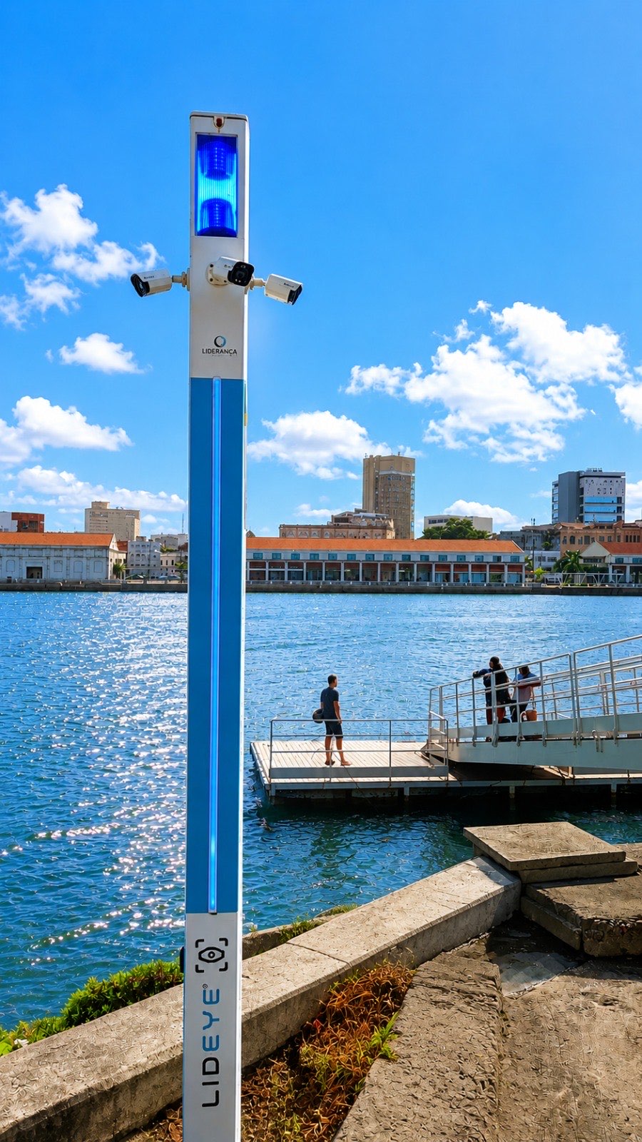 Totem LidEye no cais, à beira do rio no centro do Recife