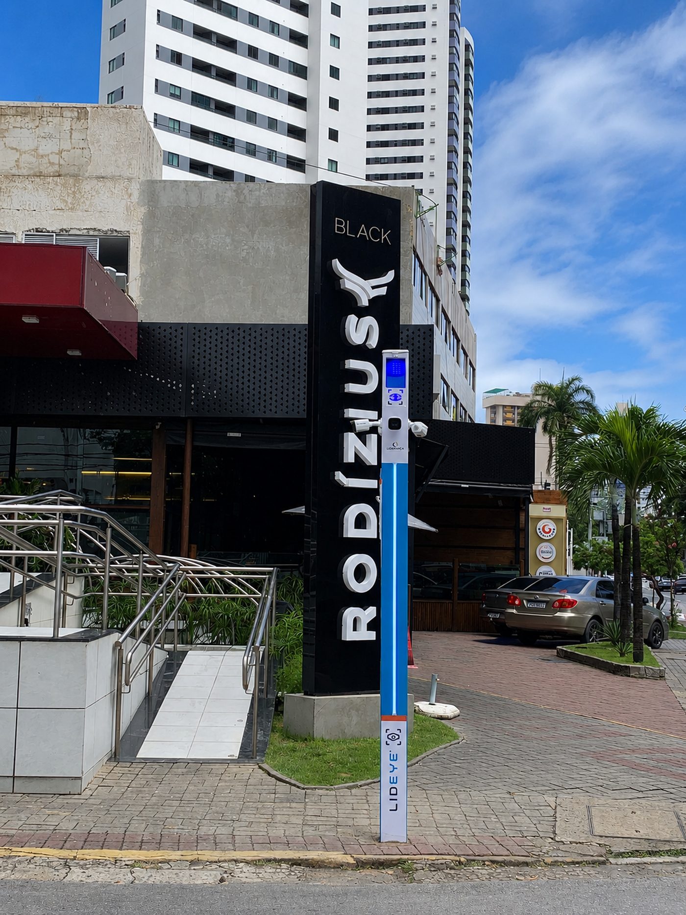 Totem LidEye em frente a restaurante em avenida comercial